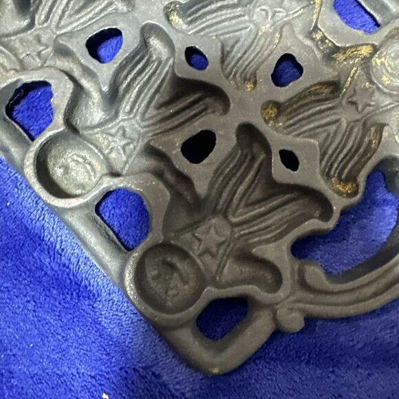 Vintage Gingerbread Man & Teddy Bear Cast Iron Cornbread Muffin Cake Pan Candle - Picture 8 of 11